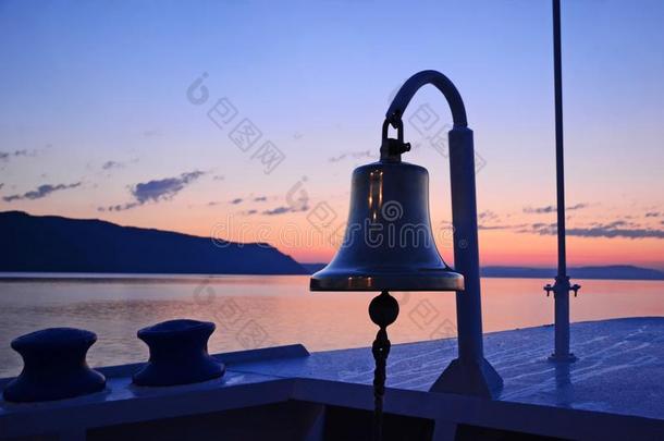 容器严厉的钟早的早晨湖贝加尔湖.看法从船