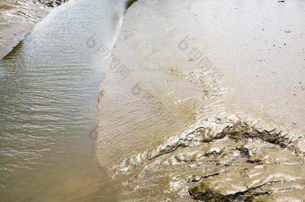 泥泞的银行关于快活的河采用布列塔尼