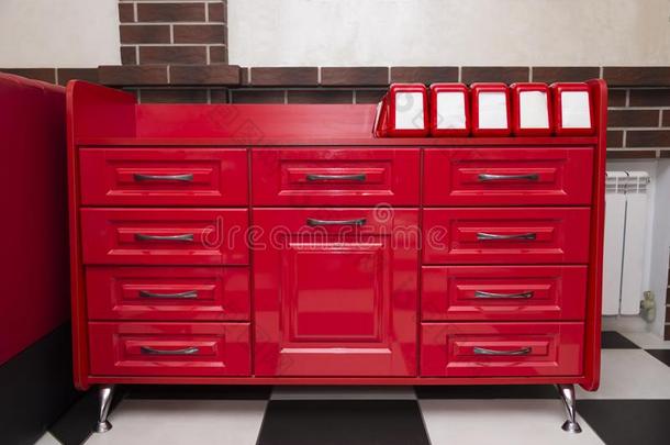 红色的厨房表和餐巾看台看台