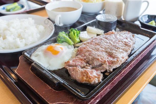 牛肉<strong>铁板烧</strong>和喝醉了的鸡蛋食谱日本人牛排