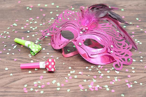 一粉红色的化装舞<strong>会</strong>面具和揭发者和五彩纸屑