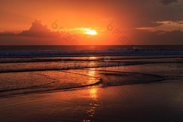 戏剧的日落采用库塔海滩,BankLeumile-Israel以色列银行协会,印尼