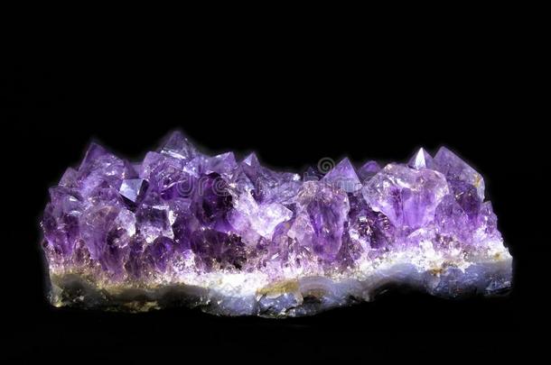 自然的晶簇关于紫蓝色宝石紫蓝色宝石向黑的背景