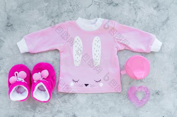 漂亮的粉红色的婴儿衣服为女孩.衬衫,婴儿袜,玩具,瓶子向