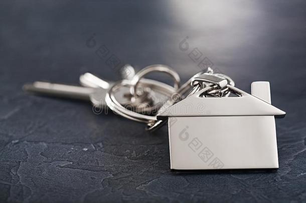 财产观念和钥匙,钥匙chain和房屋象征,石头后面