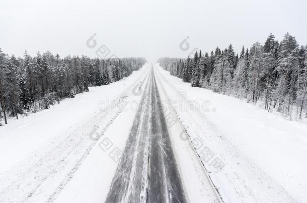 空的小路关于<strong>北方</strong>的沥青公路在冬暴风雪.<strong>北方</strong>
