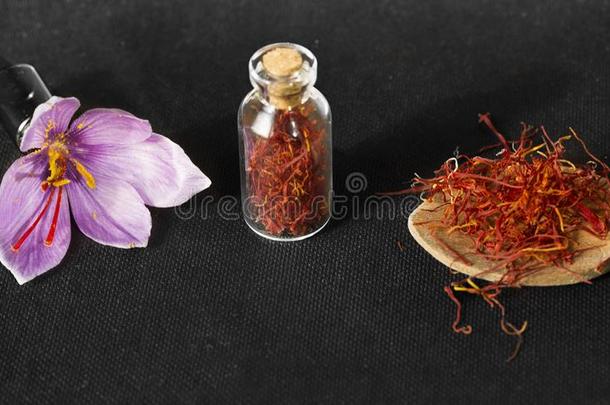 干燥的藏红花香料和藏红花花