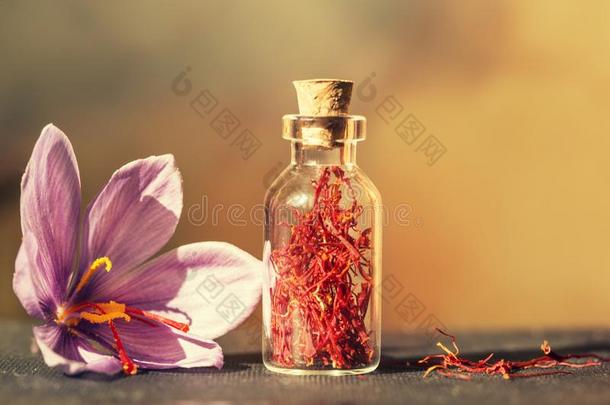 干燥的藏红花香料和藏红花花