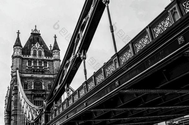 伦敦塔桥采用黑的和白色的