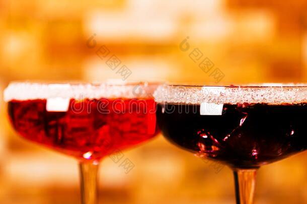 美味的和富有色彩的饮料有根基的向各种各样的酒,糖浆和