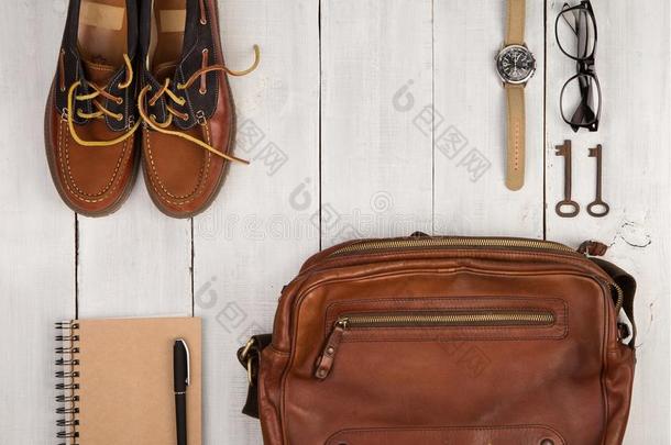 旅行观念-鞋子,便条簿,注视,眼镜,袋和酿酒的