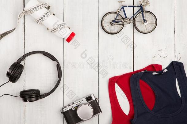 旅行和运动观念-自行车模型,衬衫,耳机,英语字母表的第3个字母