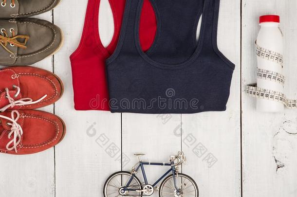 旅行和运动观念-自行车模型,鞋子,衬衫,瓶子