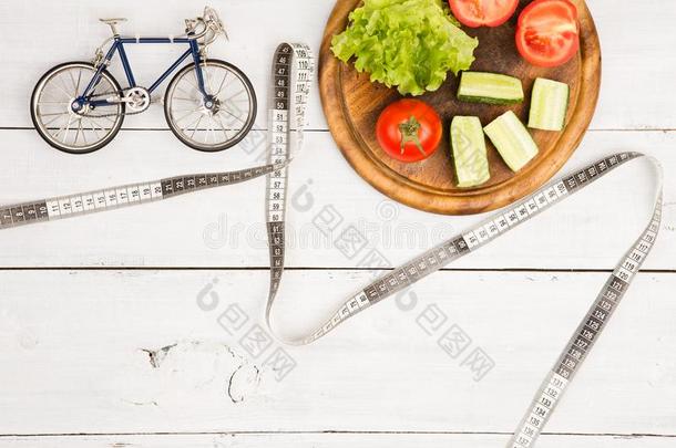 运动和日常饮食观念-自行车模型,新鲜的蔬菜和chiefengineer总工程师