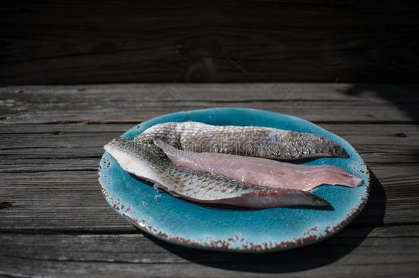 海产食品盘子关于新鲜的鱼用带缚或装饰