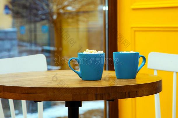 咖啡豆杯子黄色的背景表蓝色椅子窗蜀葵糖浆