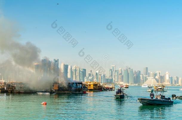 传统的阿拉伯的独桅帆船的一种向火采用多哈,<strong>卡塔尔</strong>
