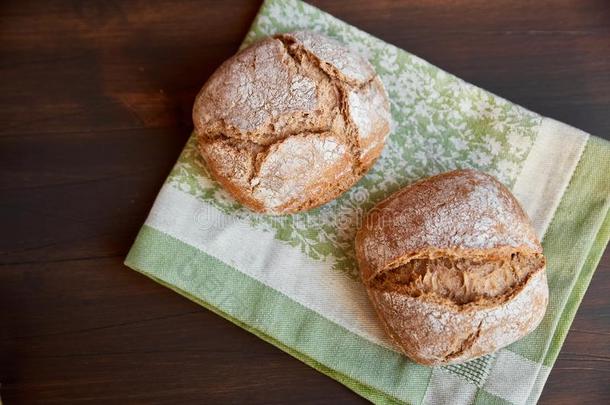 新近烘烤制作的手-使面包向一厨房毛巾.Sp一ce为lettisc拉脱维亚的