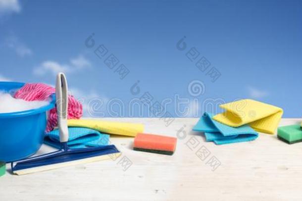 春季清洁横幅,蓝色塑料制品碗和肥皂起泡沫,粉红色的英语字母表的第18个字母