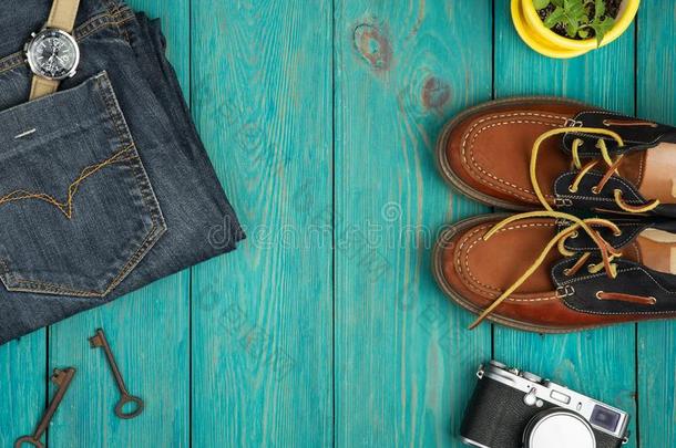 鞋子,牛仔裤,照相机,注视和酿酒的调向指已提到的人蓝色木制的