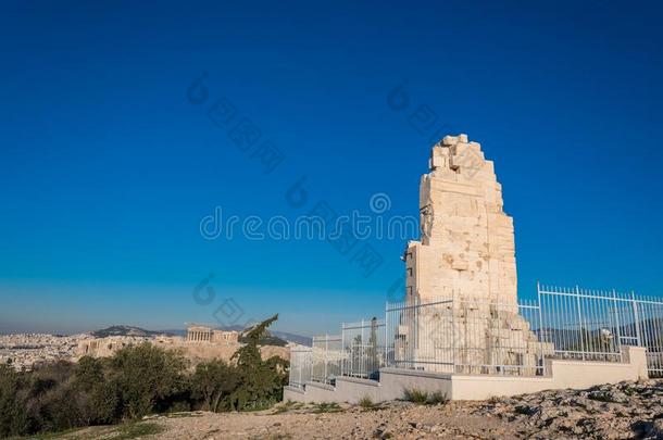 指已提到的人菲拉帕波斯纪念碑,一一cient希腊人陵墓专注的向