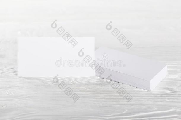 白色的空白的商业卡片向木制的背景.位为遗传素质