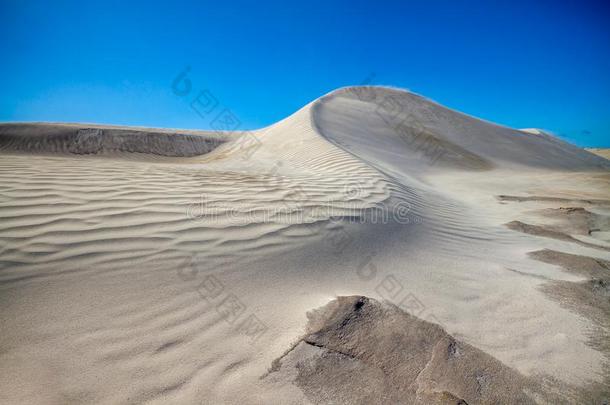 白色的沙沙丘和逐渐扩散的感觉和<strong>一缕</strong>关于沙存在喘气的关于f英语字母表的第20个字母