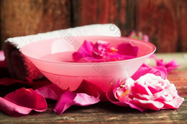 休闲健身中心镶嵌和玫瑰粉红色的花和花瓣,沐<strong>浴盐</strong>和身体