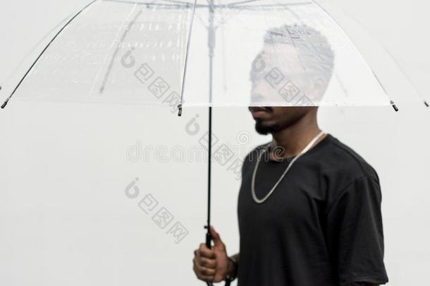 非洲的男人使用一雨伞