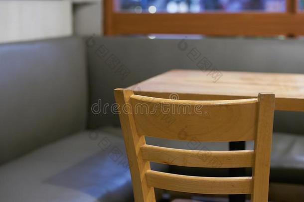 静止的角落包围皮沙发和木制的表和椅子