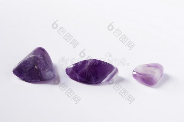 一照片关于num.三紫蓝色宝石经雕琢的宝石,自然的矿物石头.