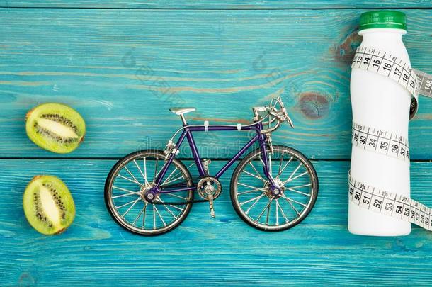 运动观念-自行车模型,瓶子关于水,鹬鸵和厘米