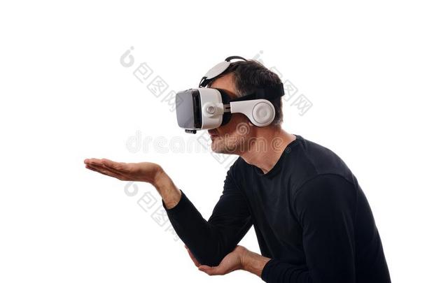 <strong>微笑</strong>的男人和VirtualReality<strong>虚拟现实</strong>眼镜和h和伸展的采用面