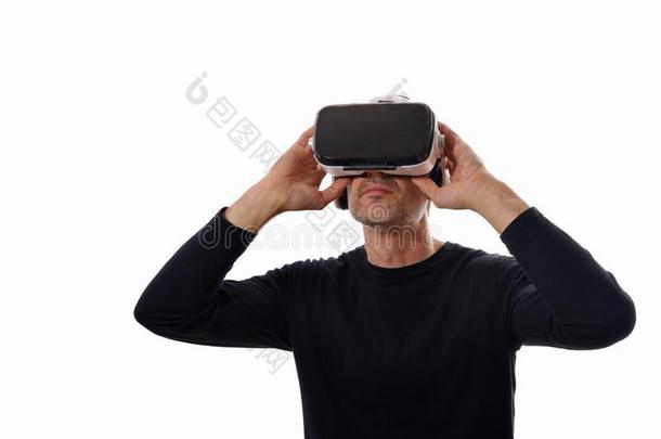 <strong>微笑</strong>的男人和VirtualReality<strong>虚拟现实</strong>眼镜佃户租种的土地眼镜有样子的在上面隔离的