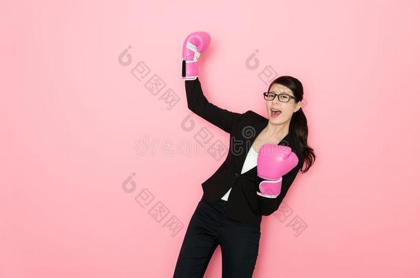 幸福的女人办公室工人使人疲乏的拳击拳击手套