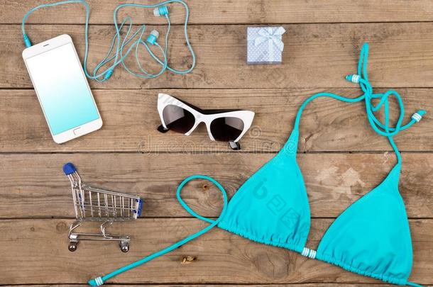 蓝色游泳衣,聪明的电话,太阳镜,head电话s,赠品盒和