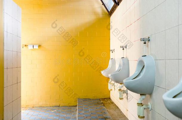 黄色的瓦片浴室