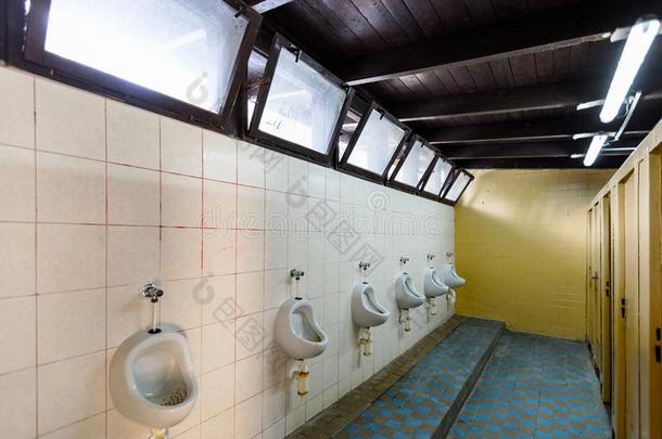 黄色的瓦片浴室