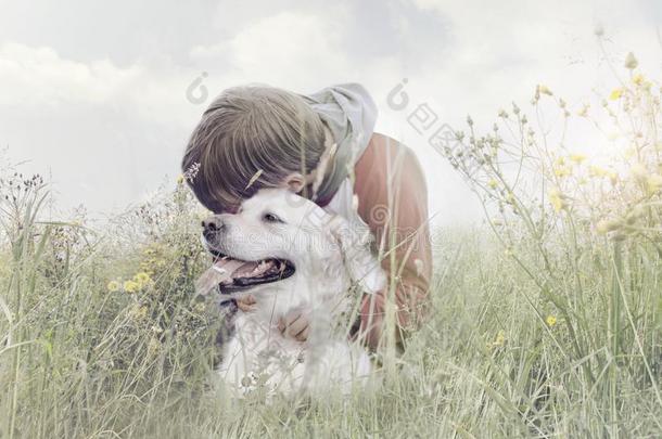 男孩<strong>挚爱</strong>地紧抱他的狗采用指已提到的人中部关于自然