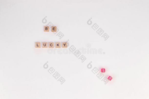 信骰子和骰子和一六向一白色的b一ckground