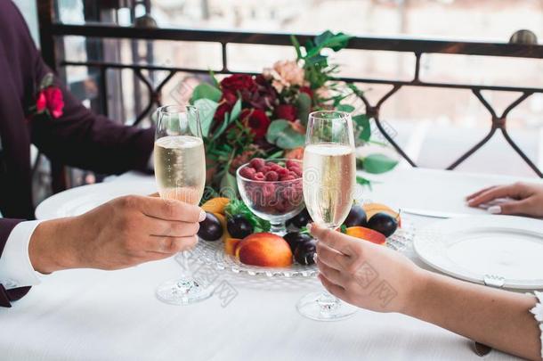 眼镜和香槟酒喝采用新娘和使整洁h和s.幸福的新的