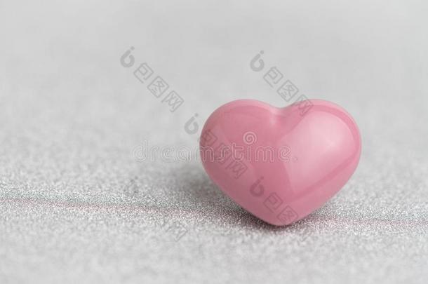 情人卡片或背景和漂亮的粉红色的心形状向glittering闪烁