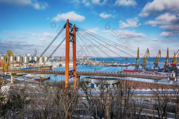 桥在指已提到的人港口采用敖德萨,Ukra采用e