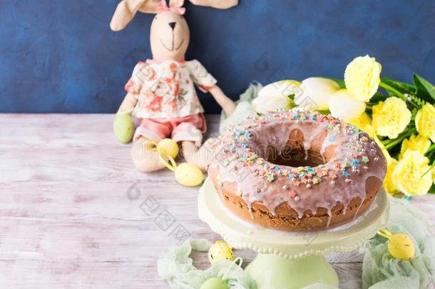 复活节蛋糕和食糖霜状<strong>白糖</strong>装饰卵兔子