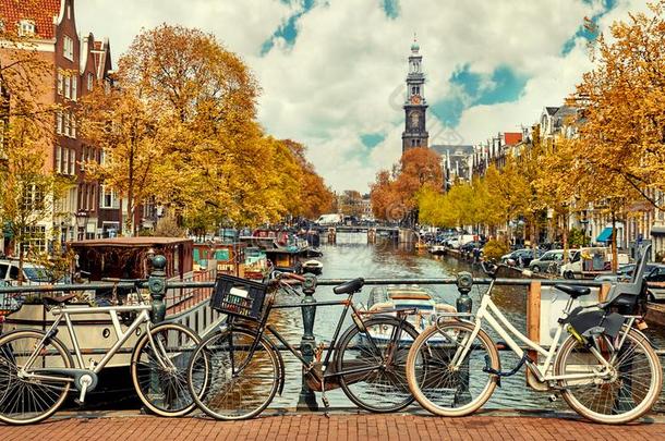 自行车越过运河阿姆斯特丹城市美丽的城镇