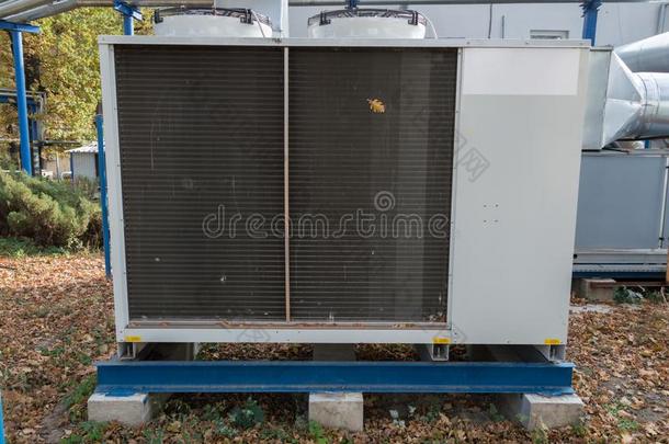 灰色商业的冷却单位为中央的空气流通体系和