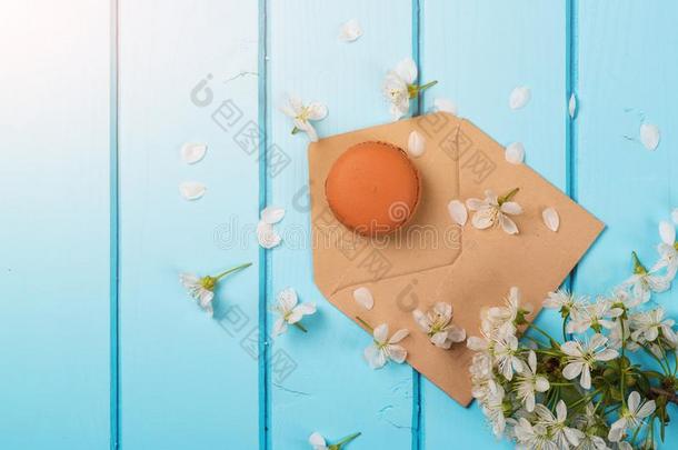 信封和春季花和num.一蛋白杏仁饼干向蓝色木制的