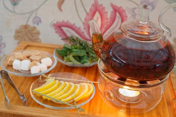 透明的茶壶壶和美味的黑的茶水向台和aux.能够