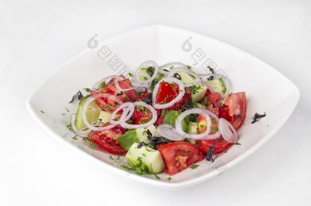 蔬菜沙拉从番茄,黄瓜,洋葱和绿叶蔬菜