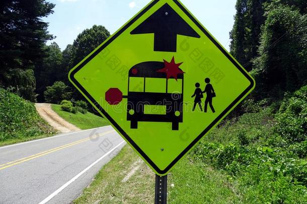 一警告符号指示指已提到的人即将发生的学校公共汽车停止和保持